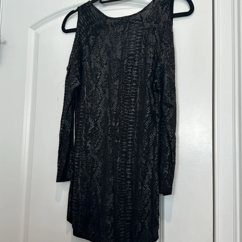 Cache Cold Shoulder Top - Picture 3 of 6